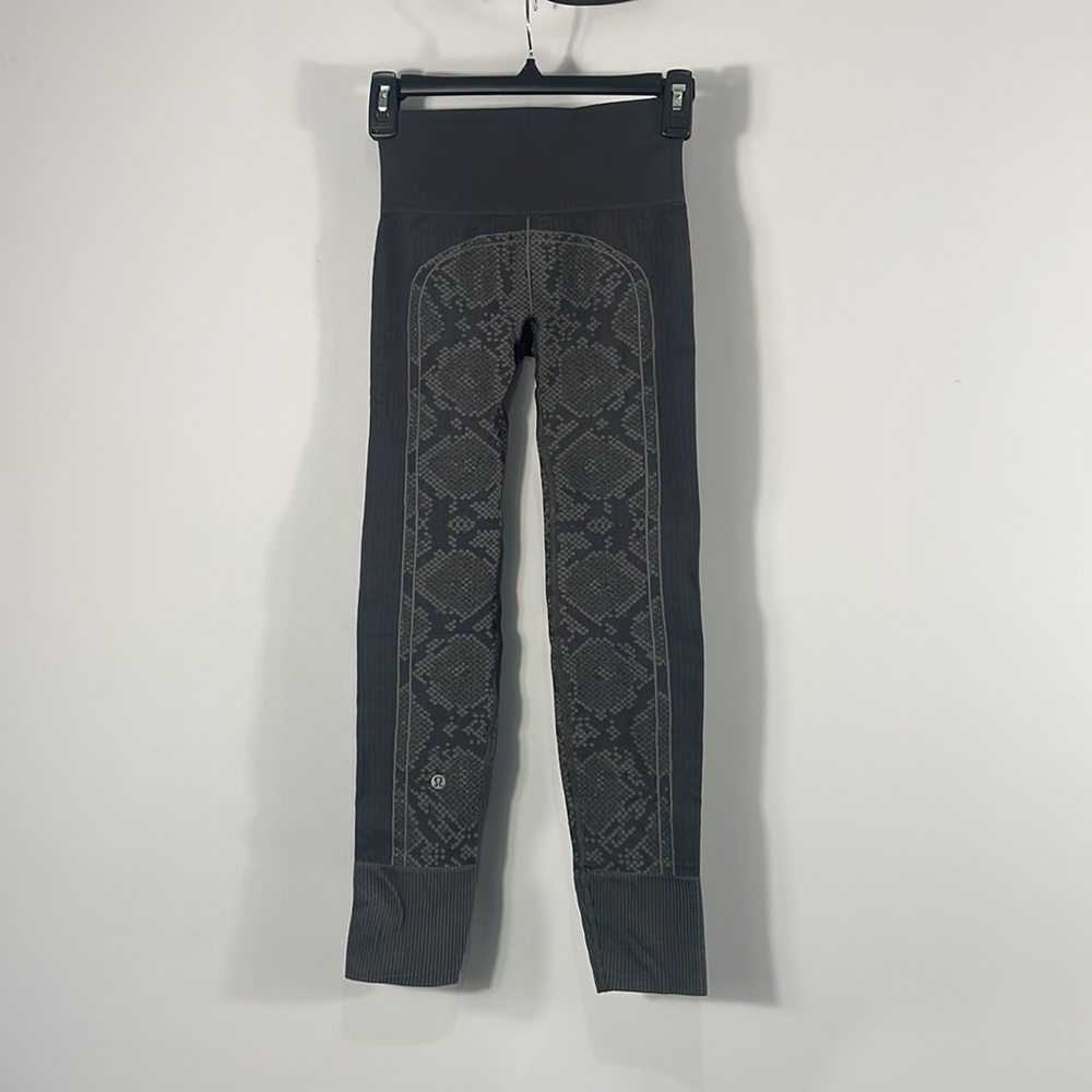 Lululemon, Ebb to street,Size 2 Grey, seamless Snake print leggings, compression - Picture 6 of 7